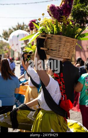 Jeunes femmes mexicaines, portant des costumes traditionnels, portant des paniers Banque D'Images