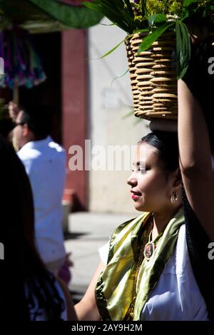 Jeune femme mexicaine, vêtue de costumes traditionnels, portant un panier Banque D'Images