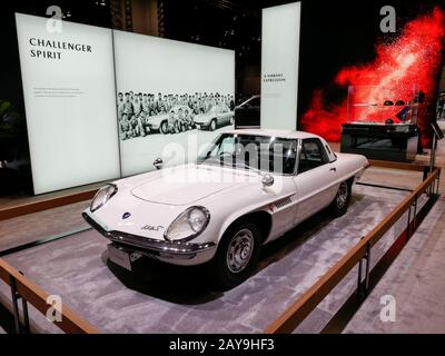 Chicago, Illinois, États-Unis. 13 Février 2020. 1967 Mazda Cosmo 110 S. Chicago Auto Show. Banque D'Images