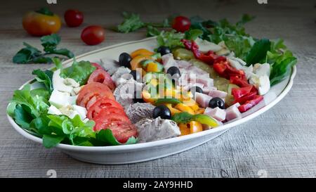 Salade Cobb sur la table sur un plateau. Banque D'Images