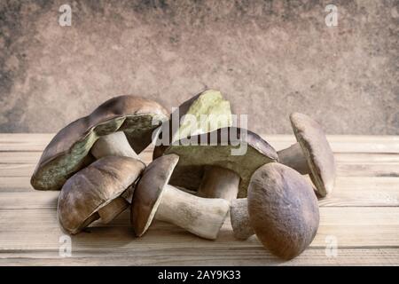 Bolets champignons frais sur une table en bois Banque D'Images
