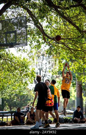 jeu de basket-ball de rue avec tir Banque D'Images