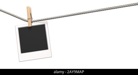 Épingles à vêtements et papier photo vierge accroché à la corde Banque D'Images