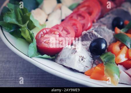 Salade Cobb sur la table sur un plateau. Banque D'Images