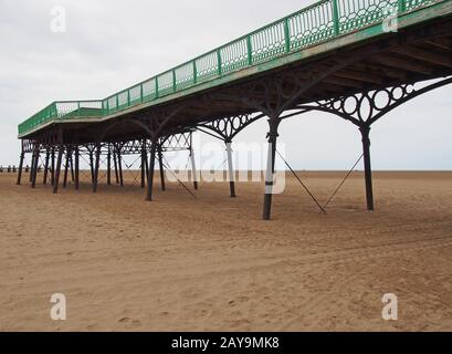 vue sur la jetée victorienne historique à saint annes sur la mer dans le lancashire avec la plage à marée basse Banque D'Images