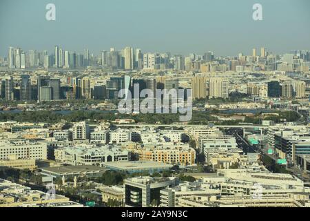 Vue sur le vieux Dubaï depuis la terrasse d'observation située au 124ème étage du cadre de Dubaï à Dubaï, aux Émirats arabes Unis Banque D'Images