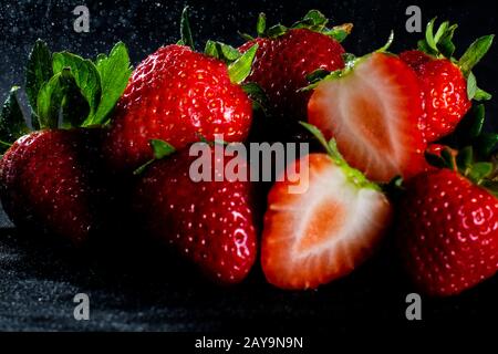 Fraises à fond noir et pluie légère Banque D'Images