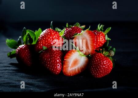 Fraises à fond noir et pluie légère Banque D'Images