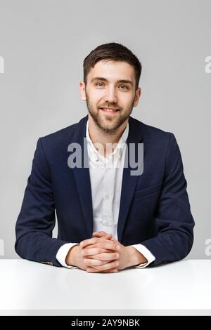 Concept d'affaires - Handsome man smiling confiant avec l'appareil photo Banque D'Images