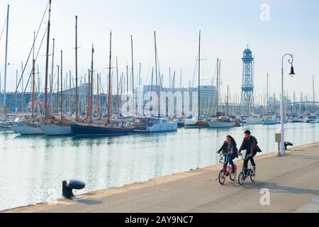 Vélos d'équitation pour couple, port de plaisance de Barcelone Banque D'Images