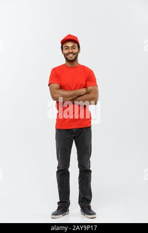 Concept de livraison - Handsome African American man bras croisés plus isolé sur fond studio gris. Copier l'espace. Banque D'Images