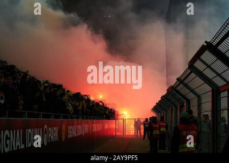 Football Dortmund - Frankfurt, Dortmund 14 février 2020. Fans Burn bengalos BORUSSIA DORTMUND - EINTRACHT FRANKFURT - DFL RÈGLEMENTS INTERDISENT TOUTE UTILISATION DE PHOTOGRAPHIES comme SÉQUENCES D'IMAGES et/ou QUASI-VIDÉO - 1.German Soccer League , Dortmund, 14 février 2020. Saison 2019/2020, jour du match 22, BVB, © Peter Schatz / Alay Live News Banque D'Images