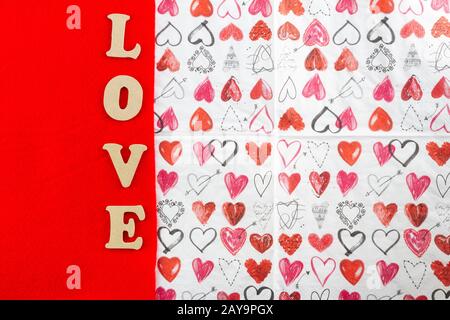 Mot AMOUR utilisant des lettres en bois sur le rouge et les coeurs Valentines design Banque D'Images