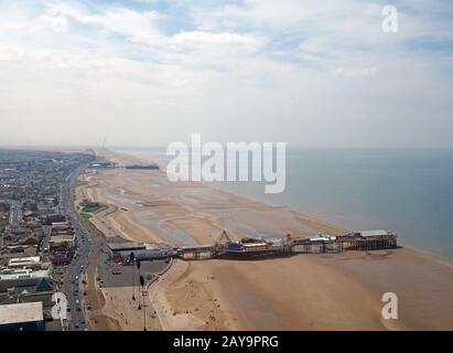 vue aérienne sur la plage de blackpool en regardant vers le nord montrant les piers sud et central à marée basse Banque D'Images