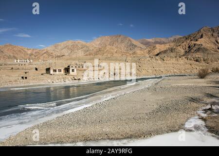 Rivière Indus partiellement gelée et chaîne du Ladakh près du pont Upshi, chemin Keylong-Leh, Ladakh, Inde Banque D'Images