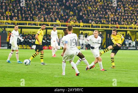Football Dortmund - Francfort, Dortmund 14 Février 2020. Lukasz PISZCZEK, BVB 26 scores, pousses but pour 1-0 BORUSSIA DORTMUND - EINTRACHT FRANKFURT - DFL RÈGLEMENTS INTERDISENT TOUTE UTILISATION DE PHOTOGRAPHIES comme SÉQUENCES D'IMAGES et/ou QUASI-VIDÉO - 1.German Soccer League , Dortmund, 14 février 2020. Saison 2019/2020, jour du match 22, BVB, © Peter Schatz / Alay Live News Banque D'Images