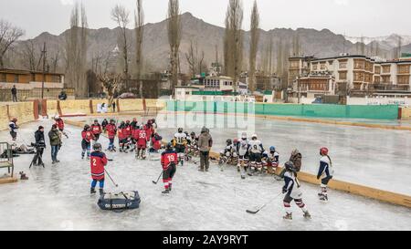 Ladakh (rouge) vs Delhi (blanc), jeu de championnat de hockey sur glace pour femmes, patinoire extérieure, Leh, Ladakh, Inde Banque D'Images