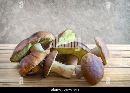 Bolets champignons frais sur une table en bois Banque D'Images