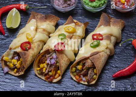 enchiladas cuits avec salsa Banque D'Images