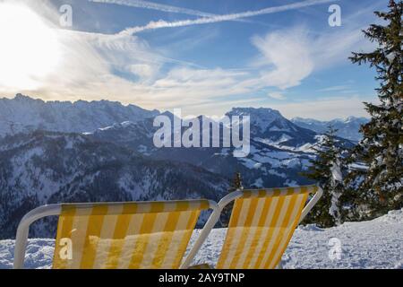 Chaises longues en Autriche en hiver Banque D'Images