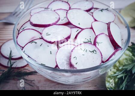 Couper en radis salade de roquette et vert. Banque D'Images