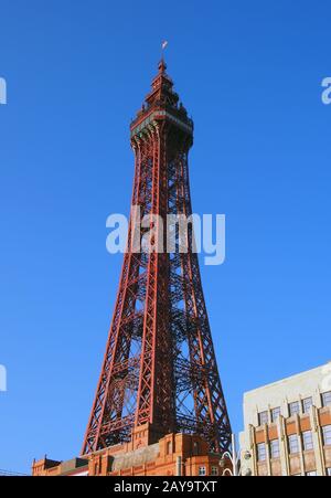 Vue verticale de la tour de Blackpool en plein soleil contre un ciel bleu vif d'été Banque D'Images