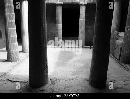 image monochrome d'une chambre souterraine aux tombes des rois de paphos, chypre Banque D'Images