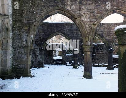 arches et colonnes dans l'église médiévale ruinée à heptonstall yorkshire avec neige en hiver Banque D'Images