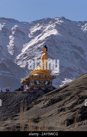 Stok Bouddha avec toile de fond de montagne, Stok, Ladakh, Inde Banque D'Images