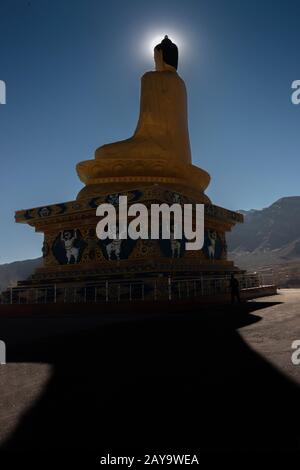 Bouddha Gautama rétroéclairé avec halo solaire, Stok Gompa, Ladakh, Inde Banque D'Images