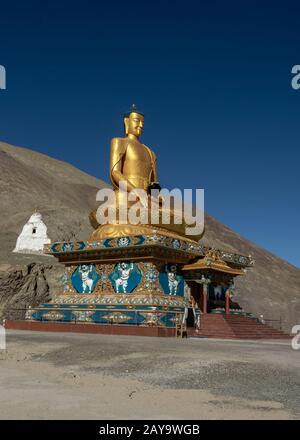 Bouddha Gutama doré en position lotus, 22 m de haut, construit 2012-2015, consacré par le 14ème Dalaï Lama, Stok, Ladakh, Inde Banque D'Images