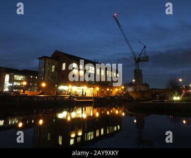 bâtiments de bureau à holbeck leeds le long du canal la nuit avec des bâtiments reflétés dans l'eau Banque D'Images