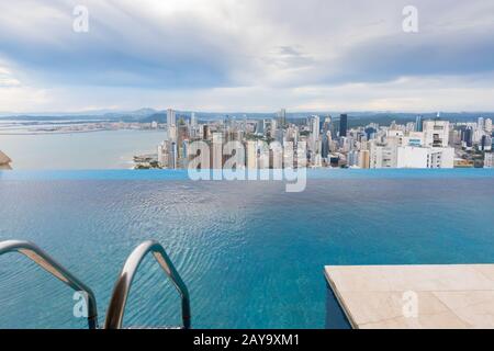 Panama City vue de la piscine sur le toit d'un gratte-ciel au coucher du soleil Banque D'Images