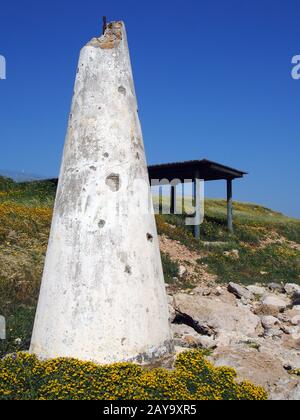 une structure en béton conique blanc cassé à côté d'un abri sur les falaises côtières Banque D'Images