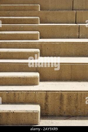 gros plan de l'escalier extérieur en béton aux formes géométriques en plein soleil Banque D'Images