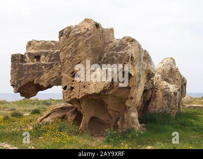 tombe en pierre sculptée exposée avec des marches dans la tombe de la zone des rois à paphos, chypre Banque D'Images