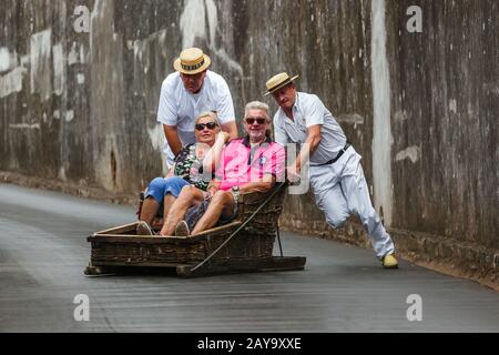 FUNCHAL, MADÈRE - 19 SEPTEMBRE : excursion traditionnelle en traîneau en descente le 19 septembre 2016 à Madère, au Portugal Banque D'Images