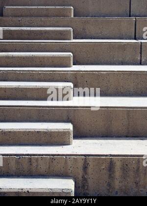 Marches montantes modernes en béton extérieur avec surface surélevée pour s'asseoir à la lumière du soleil et à l'ombre contrastées Banque D'Images