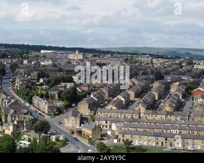 Vue panoramique sur Halifax dans le yorkshire de l'Ouest avec des rangées de bâtiments et de routes en terrasses Banque D'Images