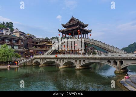 Fenghuang, Chine - 29 mai 2018 : ancienne ville de Fenghuang au coucher du soleil à Hunan Banque D'Images