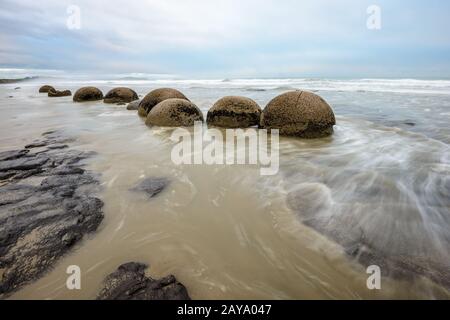 Moeraki Boulders impressionnant dans le Pacifique, les vagues de l'Océan Banque D'Images