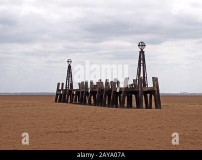 le stade d'atterrissage abandonné à l'embarcadère de saint annes dans l'estuaire de ribble lancashire à marée basse Banque D'Images