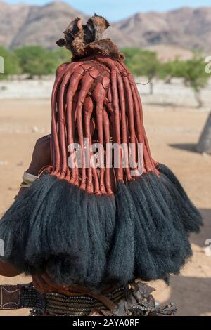 Les femmes Himba ont un chapeau de coiffure unique sont compliquées et exigent des heures de préparation qui implique de tresser ses cheveux et de le couvrir dans un un un Banque D'Images