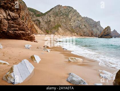 Rocky Beach le jour nuageux Banque D'Images