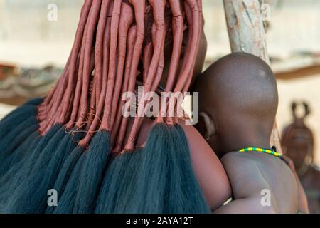 Les femmes Himba ont un chapeau de coiffure unique sont compliquées et exigent des heures de préparation qui implique de tresser ses cheveux et de le couvrir dans un un un Banque D'Images