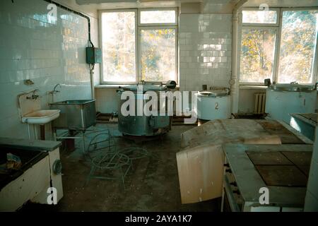 Cuisine abandonnée et ruinée de la cantine ou du restaurant fermé de l'usine Banque D'Images