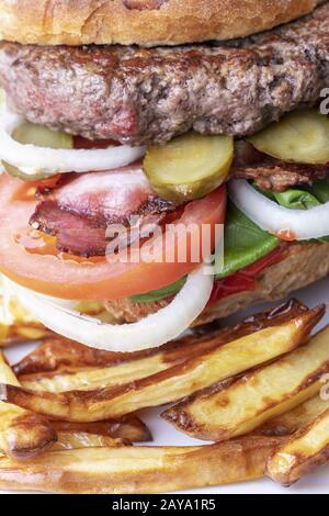 Close-up d'un hamburger avec frites Banque D'Images