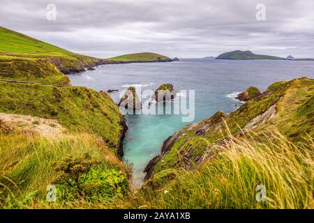 Haute falaise sur la magnifique côte et les îles rocheuses à une distance Banque D'Images