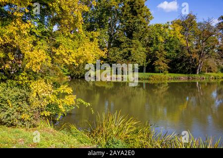 Lac et arbres dans le parc du château de Lednice Banque D'Images