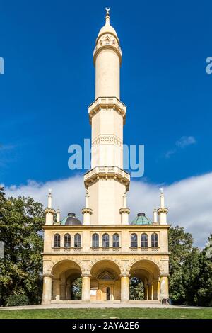 Parc avec minaret dans le parc du château de Lednice Banque D'Images